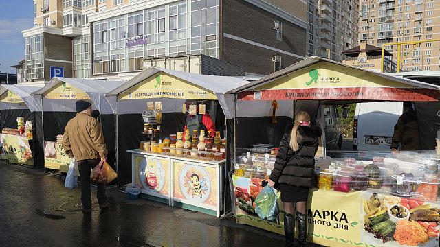 По поручению Андрея Алексеенко на ярмарках выходного дня в Краснодаре проверяют цены и наличие товаров первой необходимости