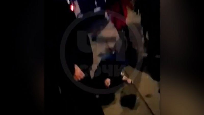 Прохожие помогли выброшенной на дорогу женщине в Сочи 