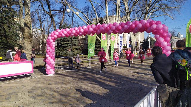 Краснодарские девушки в розовом пробежали по центральной улице города