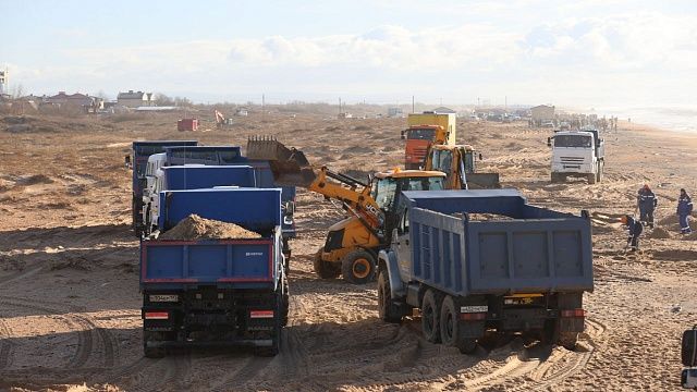 До тысячи тонн песка с мазутом вывозят самосвалы с временной площадки под Анапой