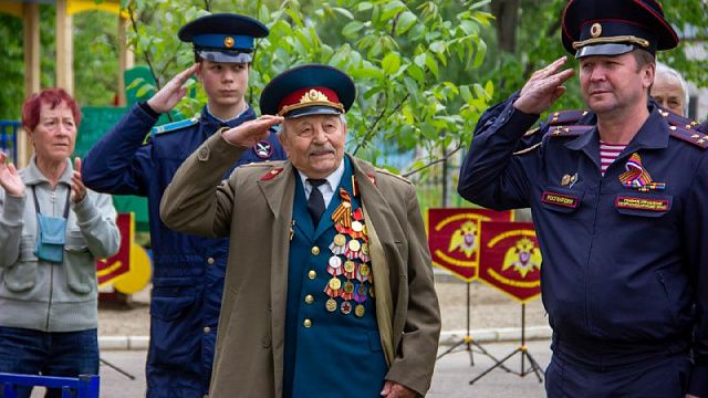 В Краснодаре сотрудники Росгвардии провели персональный Парад Победы для ветерана Николая Яшкина