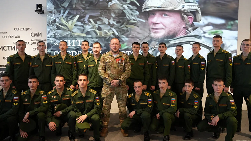 Встреча с Героем России Олегом Суворовым прошла в Доме журналистики в Краснодаре