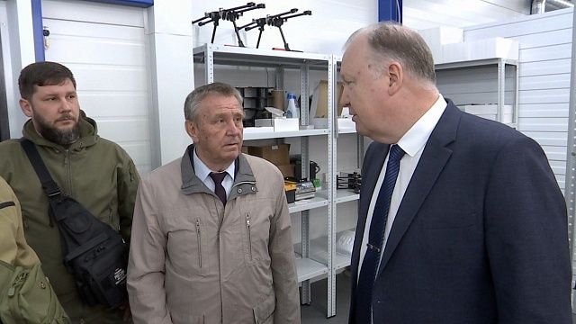 Ветераны СВО и Герой России Виктор Маркелов посетили завод по сборке БПЛА
