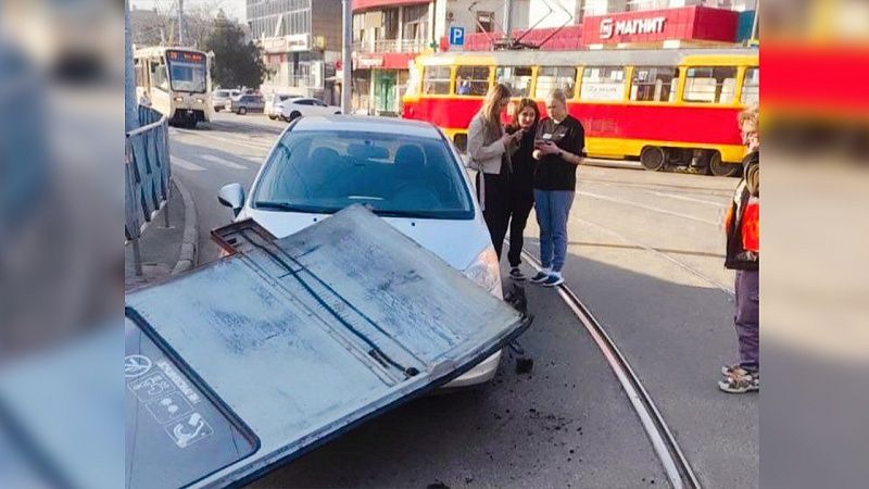 Из-за столкновения с авто дверь трамвая рухнула на виновника аварии в Краснодаре