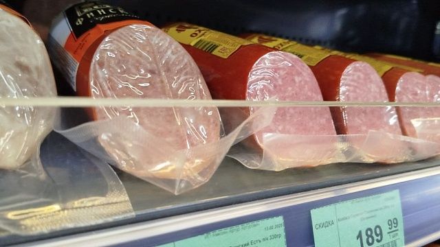 Запрещенный «мясной клей» нашли в «докторской» Великолукского мясокомбината