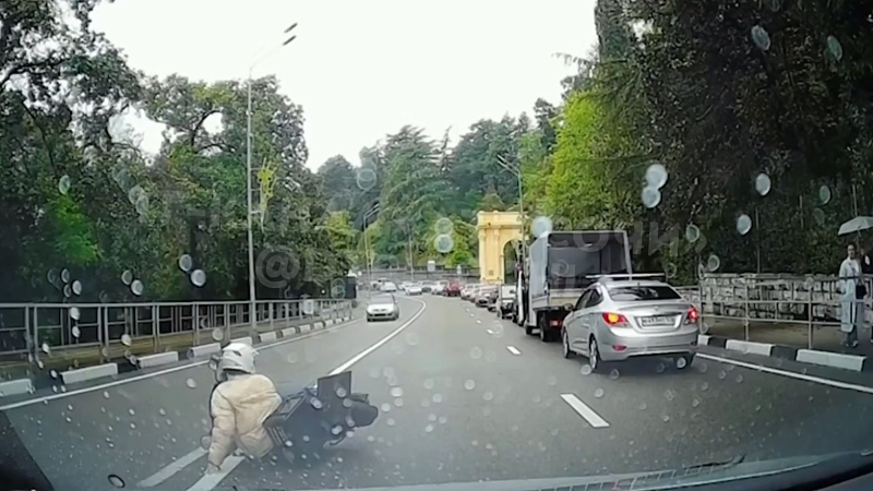 Курьер на СИМ не справился с управлением и чуть не попал под машину в Сочи