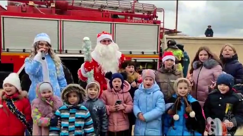 Пожарные Кубани поздравили детей, которые прибыли в Анапу из Херсонской области