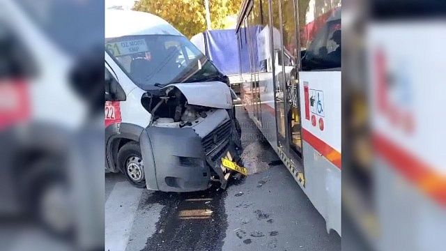 Пять человек пострадали в аварии микроавтобуса и трамвая в Краснодаре. Фото:t.me/krd_tipich_ru