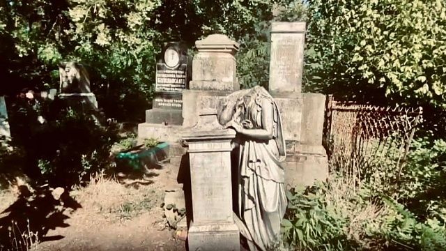 Краснодарка получила 440 часов общественных работ за танцы на кладбище