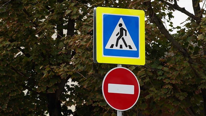 Дорожный знак упал и насмерть задавил школьника в Воронеже