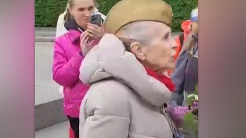 Возлагавшую цветы к мемориалу пенсионерку задержали в Киеве 