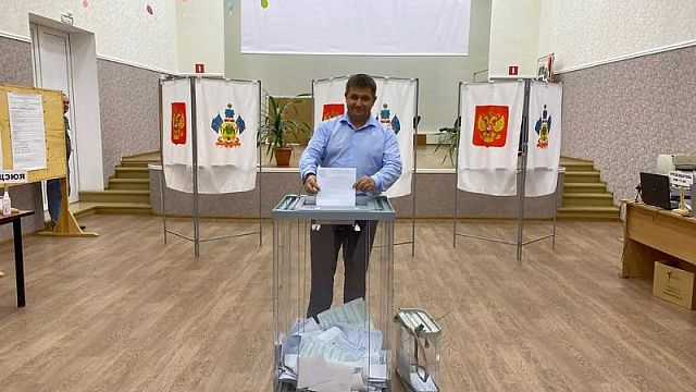 Заместитель губернатора Александр Власов проголосовал в Гулькевичах