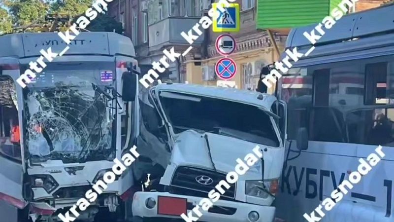 Сняли на видео последствия жёсткого ДТП с трамваями и грузовиком в Краснодаре
