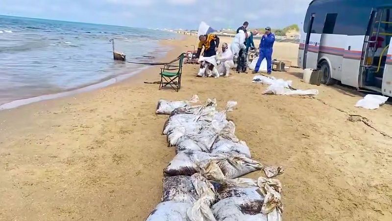 Около 19 тонн нефтесодержащей смеси подняли со дна Черного моря 5 мая в Анапе 