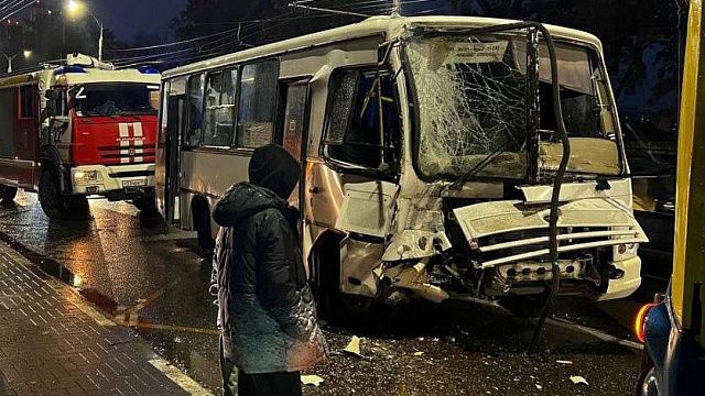 В Краснодаре пассажирский автобус влетел в троллейбус
