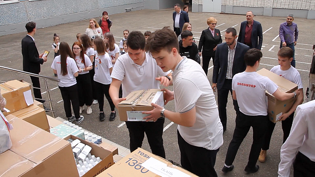 Депутаты Краснодара и школьники собрали гуманитарную помощь для жителей новых регионов России