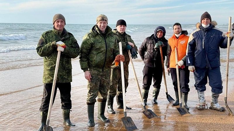 Глава Горячего Ключа лично отправился на расчистку берега от мазута в Анапе