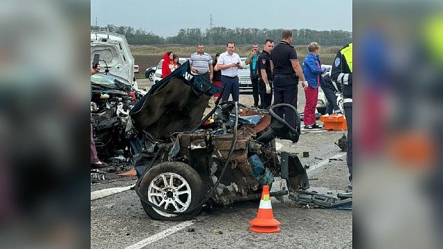 Автомобиль разорвало на две части в аварии на Кубани