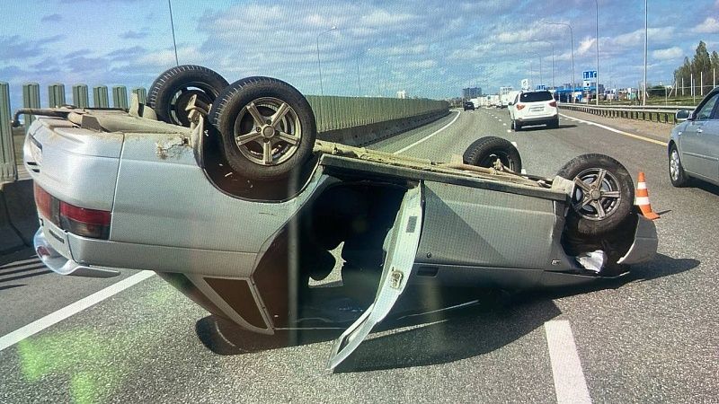 Легковушка перевернулась в ДТП под Краснодаром