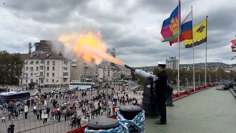 С выстрела с крейсера «Кутузов» начался парад в Новороссийске 