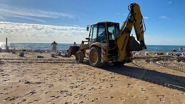 Мешки с мазутом на пляже в Анапе оказались закопанными по вине водителей