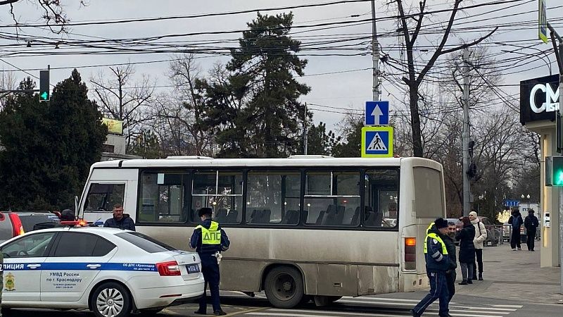 Маршрутка влетела в легковушку на улице Северной в Краснодаре