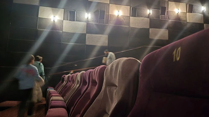 Молодая жена Бероева сообщила о своей беременности на премьере сериала в Москве 