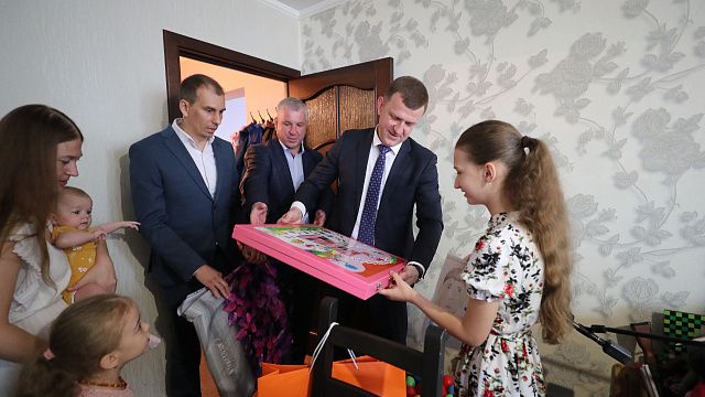 Евгений Наумов посетил детский сад и поздравил многодетную семью Краснодара с праздником