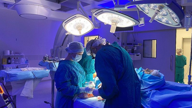 Отрезавшего себе ноги хирурга посадили за мошенничество в Великобритании 