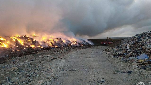 Рядом со станицей Полтавской локализовали пожар на мусорном полигоне. Фото: МЧС России / t.me/mchs_official