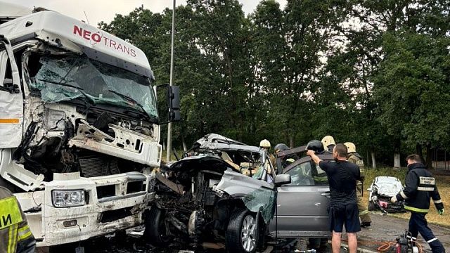 В столкновении шести автомобилей на Ростовском шоссе погибли трое человек