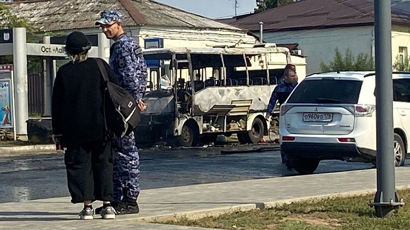 Рейсовый автобус с двадцатью пассажирами загорелся на Кубани