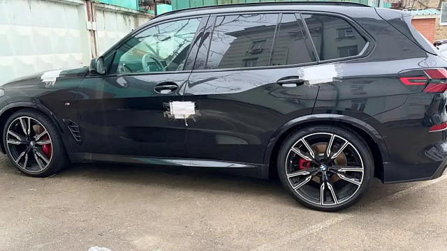 Направлявшийся в Киргизию внедорожник BMW нашли в автосалоне Краснодара