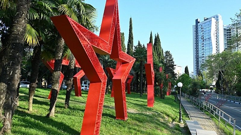 Арт-объекты в честь 80-летия Великой Победы оставят до конца года в Сочи