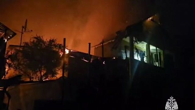 Несколько частных домов загорелись в Сочи