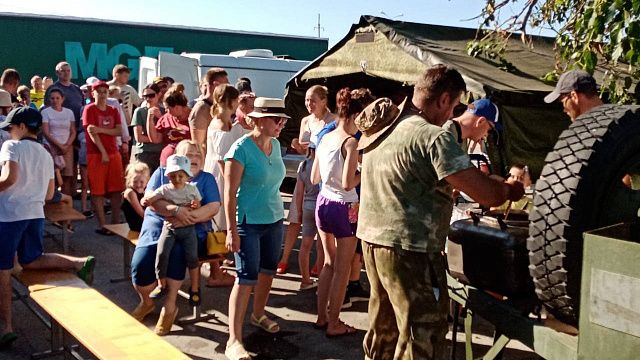 Казаки Темрюкского района помогают туристам, ожидающим в пробке перед Крымским мостом. Фото: t.me/vlasovkuban/5374