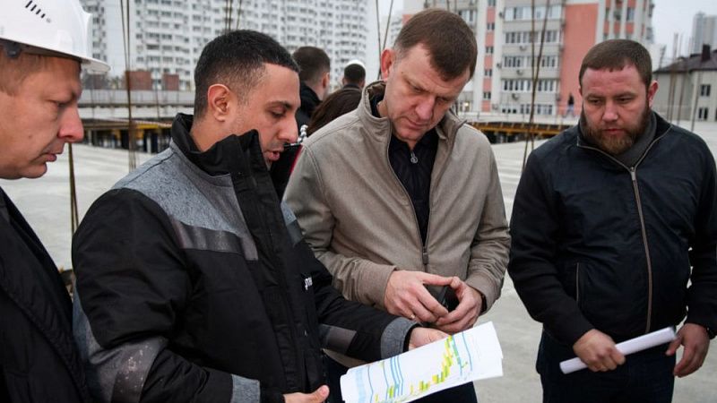 Евгений Наумов поручил параллельно со строительством школы на ул. Байбакова решить вопрос с парковкой
