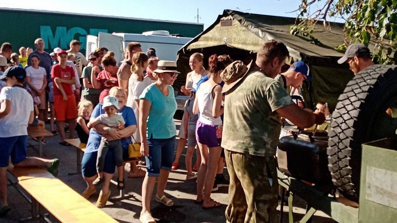 Казаки Темрюкского района помогают туристам перед Крымским мостом