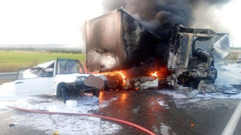 После столкновения загорелись легковушка и фура на трассе в Темрюкском районе