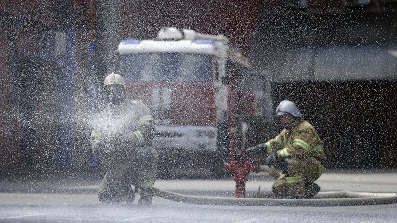 Более 250 спасателей тушат загоревшийся из-за упавших дронов лес в Геленджике