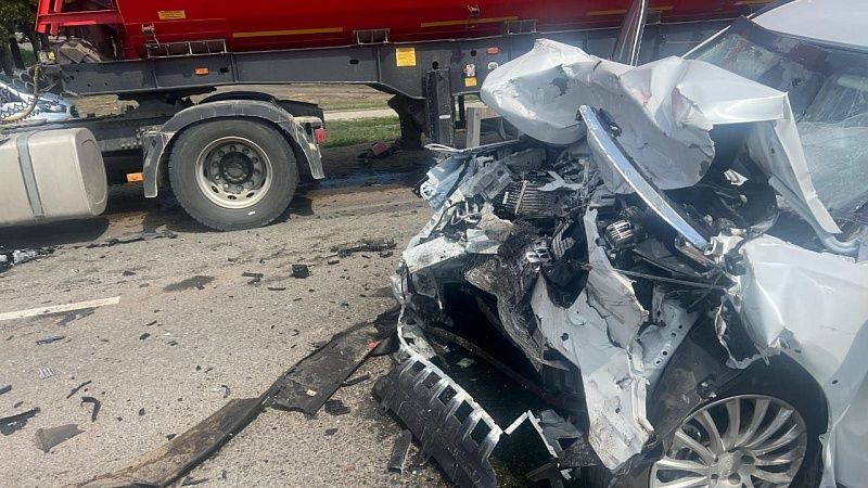 Семилетняя пассажирка легкового авто погибла при столкновении с фурой на Кубани 