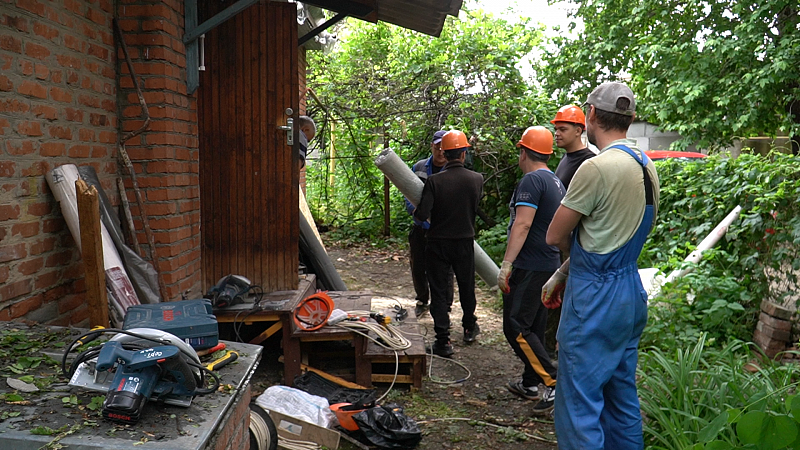 Краснодарцу помогают в восстановлении дома, пострадавшего из-за падения беспилотника