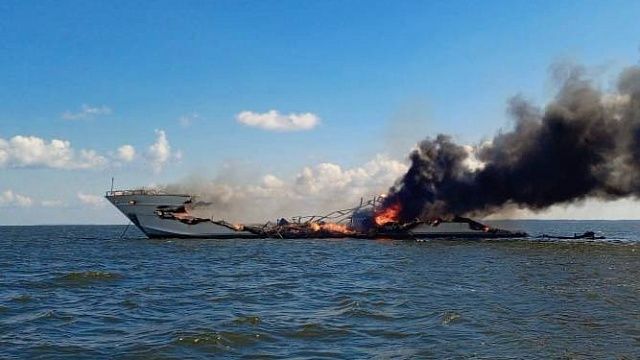 Шесть человек спаслись при пожаре на яхте на Волге в Саратовской области