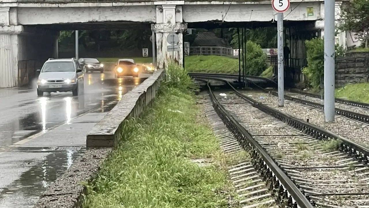 Из-за ливня задействована водооткачивающая техника в Краснодаре