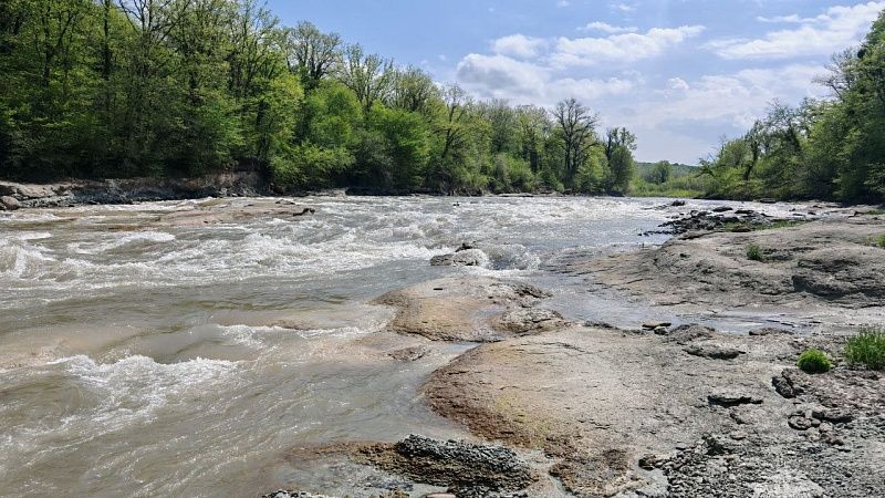 В горах Адыгеи продолжились поиски упавшего в реку школьника с Кубани