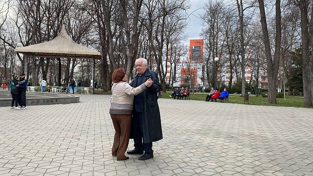 9 внуков на двоих: пенсионеры нашли любовь на танцах в краснодарском парке