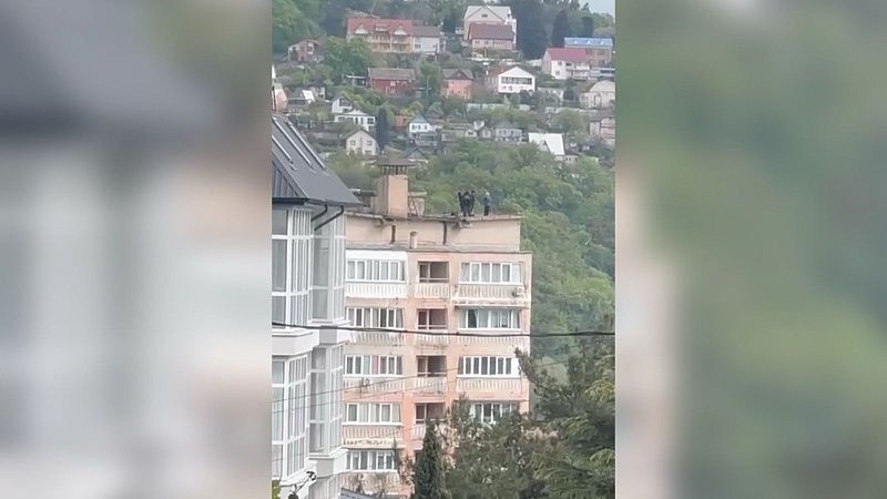 Гуляющих по крыше многоэтажки подростков сняли на видео в Сочи