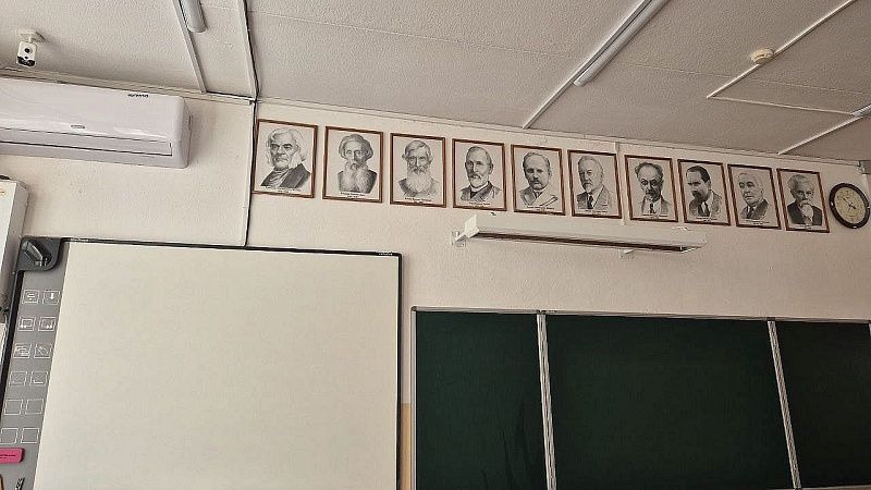 Учитель обматерил школьниц и предложил им «вискарика» в Перми