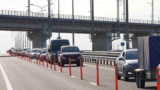 В очереди на Крымский мост организована раздача воды и установлены биотуалеты