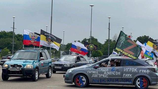 В Краснодаре провели автопробег в День России и в поддержку участников СВО. Фото: телеканал «Краснодар»